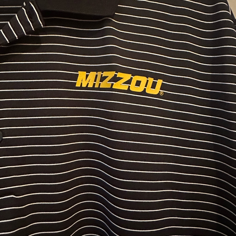 NIKE MIZZOU TIGERS MENS BLACK STADIUM STRIPE WORDMARK SHORT SLEEVE POLO